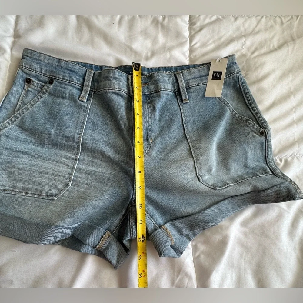 GAP shorts girlfriend